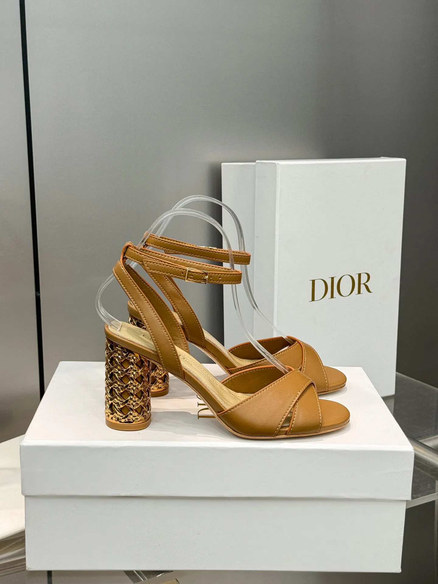 👟👟Ex-factory price 560👟👟 Dior 2024 autumn and winter new Icon series cylindrical heel ankle strap women's shoes CD star same style high-heeled round toe cross strap color matching sandals Material: imported full-grain calfskin upper + water-dyed sheepskin lining feet + Italian genuine leather outsole Heel height: 8.5CM Size: 35-42 Standard code (40.41.42. Customized, non-refundable)